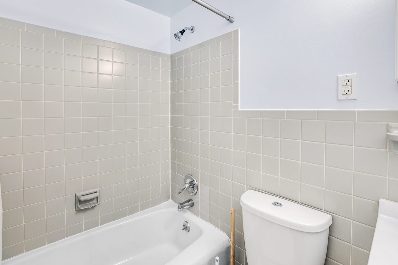 a room in Southwest Waterfront photo 5