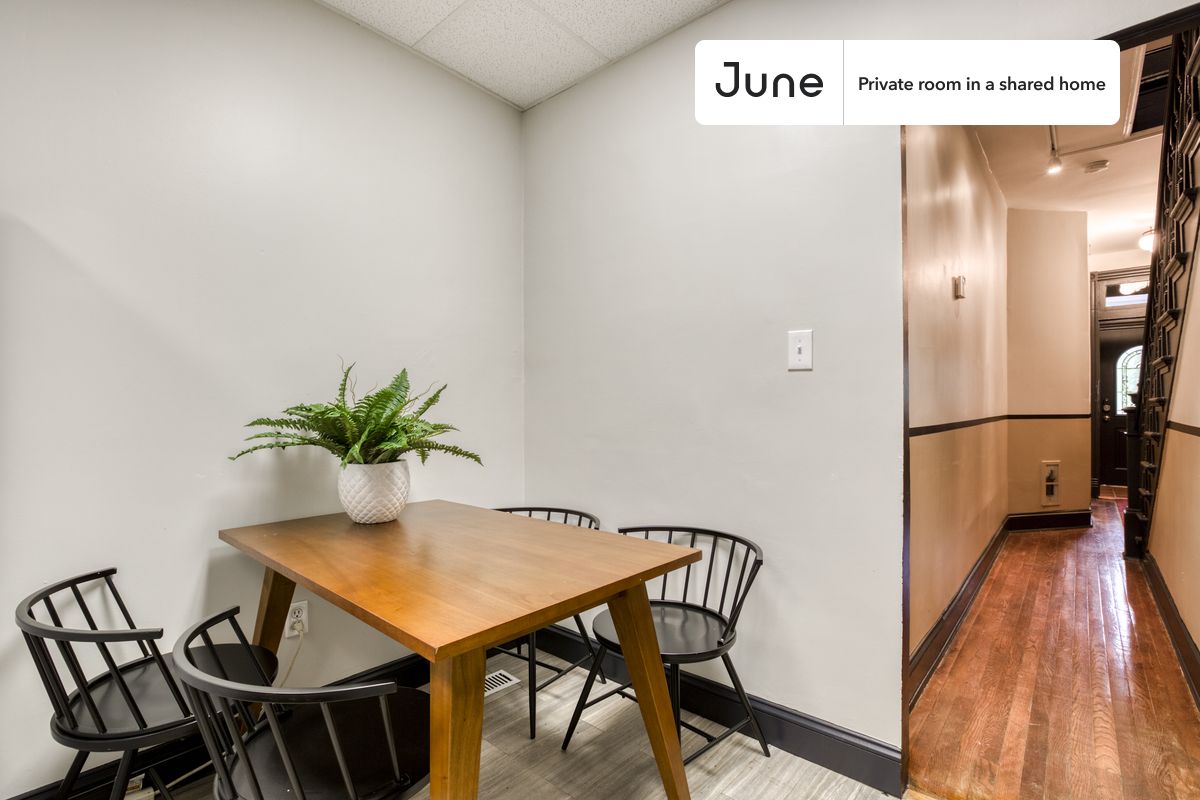 a room in Northwest Washington photo 8