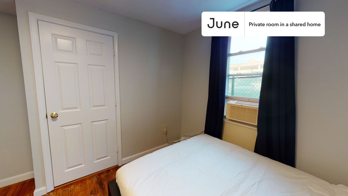 a room in Chestnut Hill photo 5