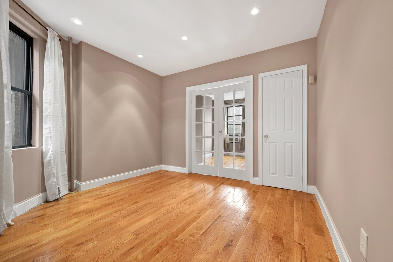 a room in East Village photo 8
