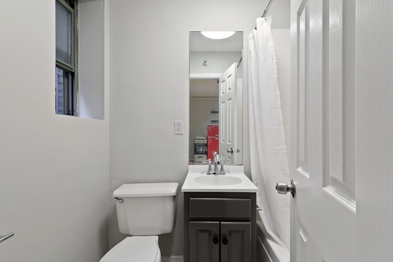 a room in Lincoln Square photo 9