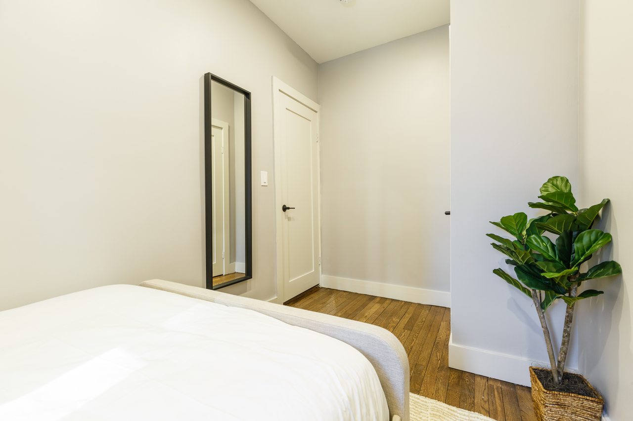 a room in Hamilton Heights photo 2