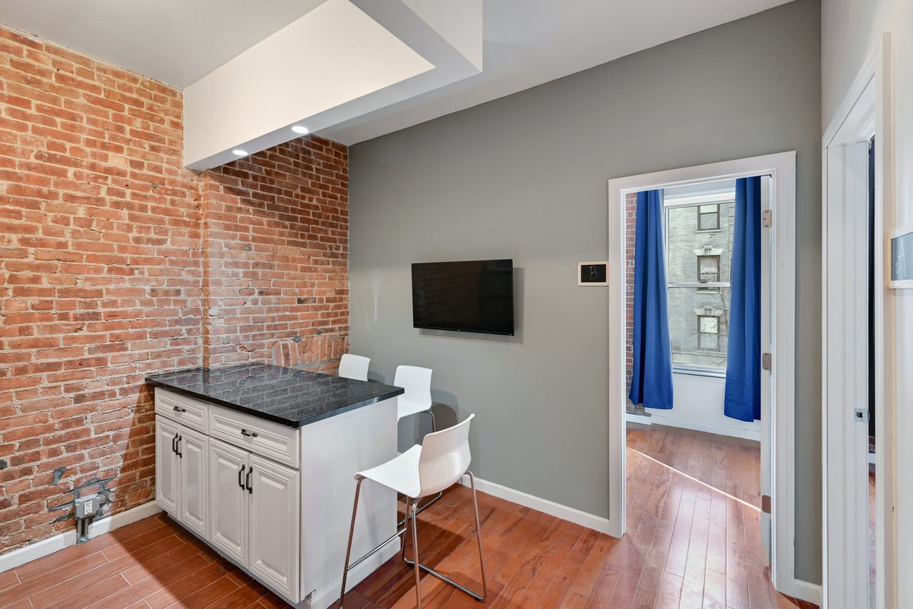 a room in Theater District photo 8