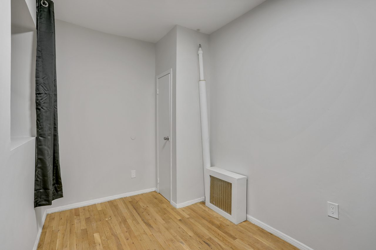 a room in Lincoln Square photo 8