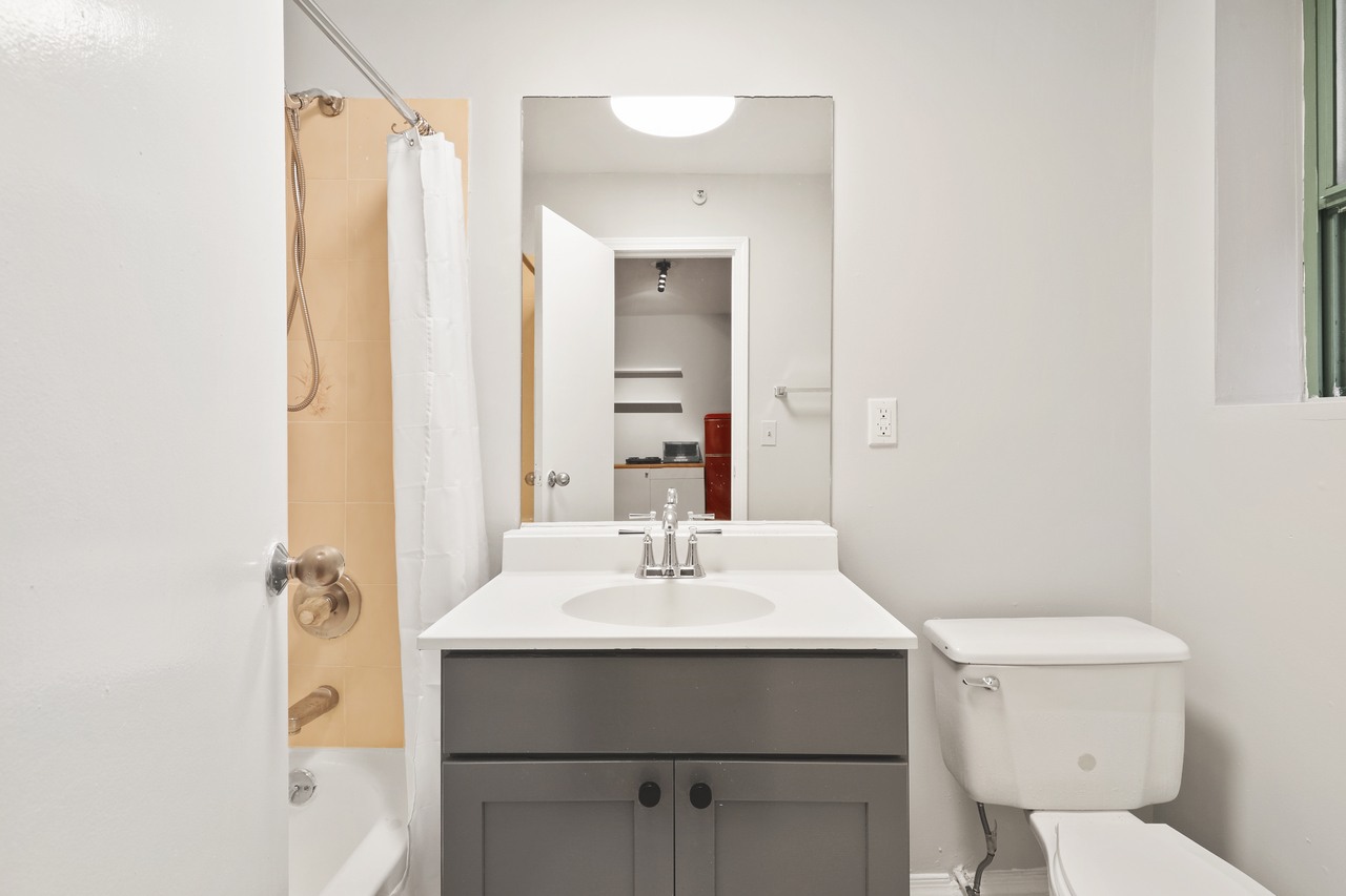 a room in Lincoln Square photo 4