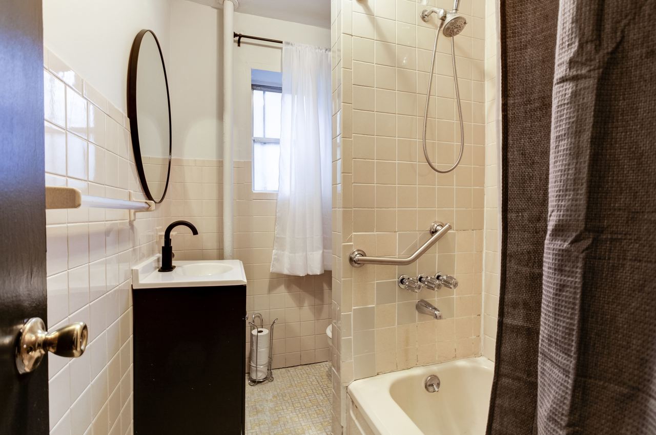 a room in Lincoln Square photo 6