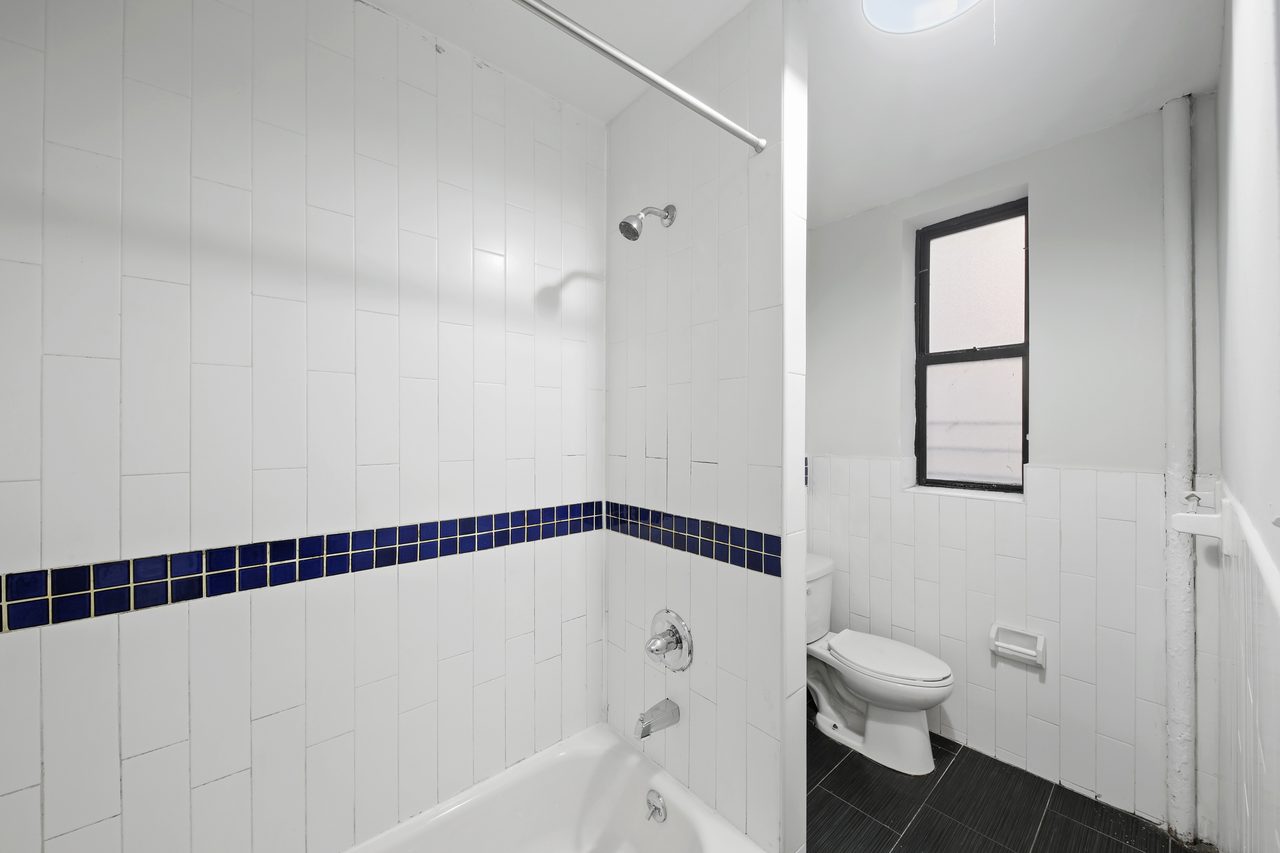 a room in Hamilton Heights photo 8
