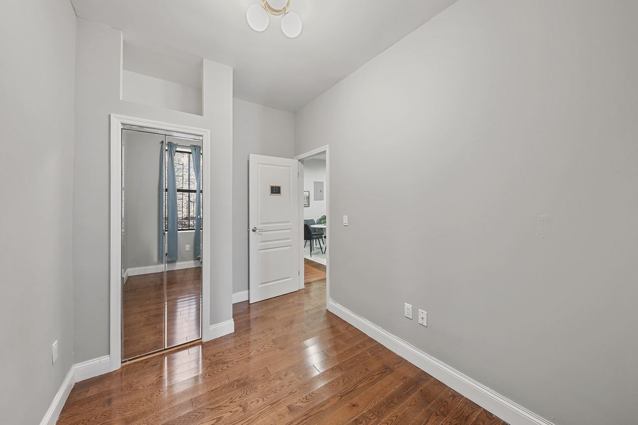 a room in Hamilton Heights photo 3