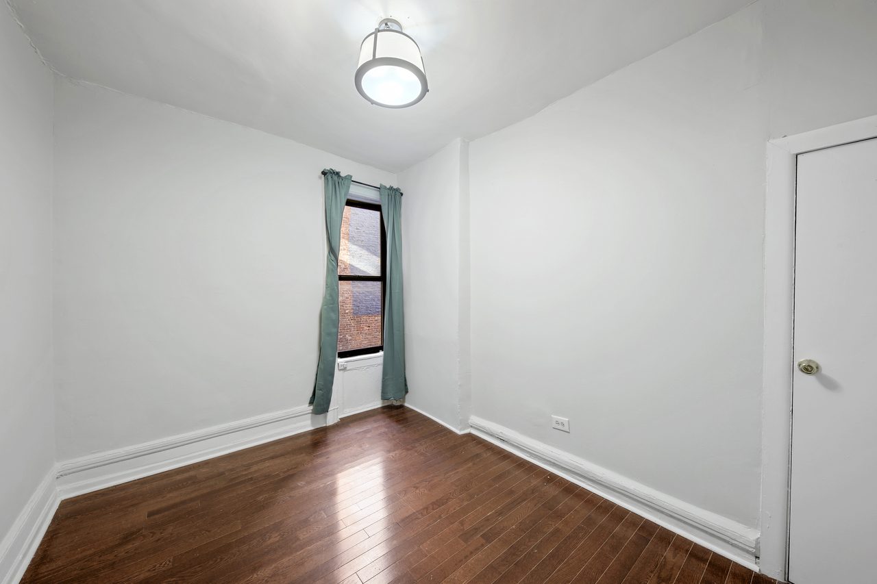 a room in Hamilton Heights photo 4