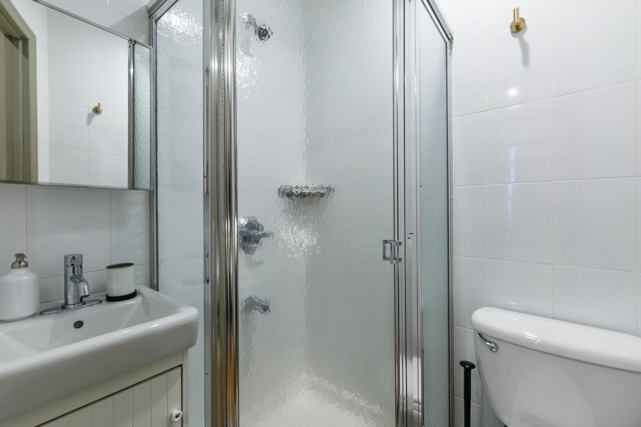 a room in Sutton Place photo 3