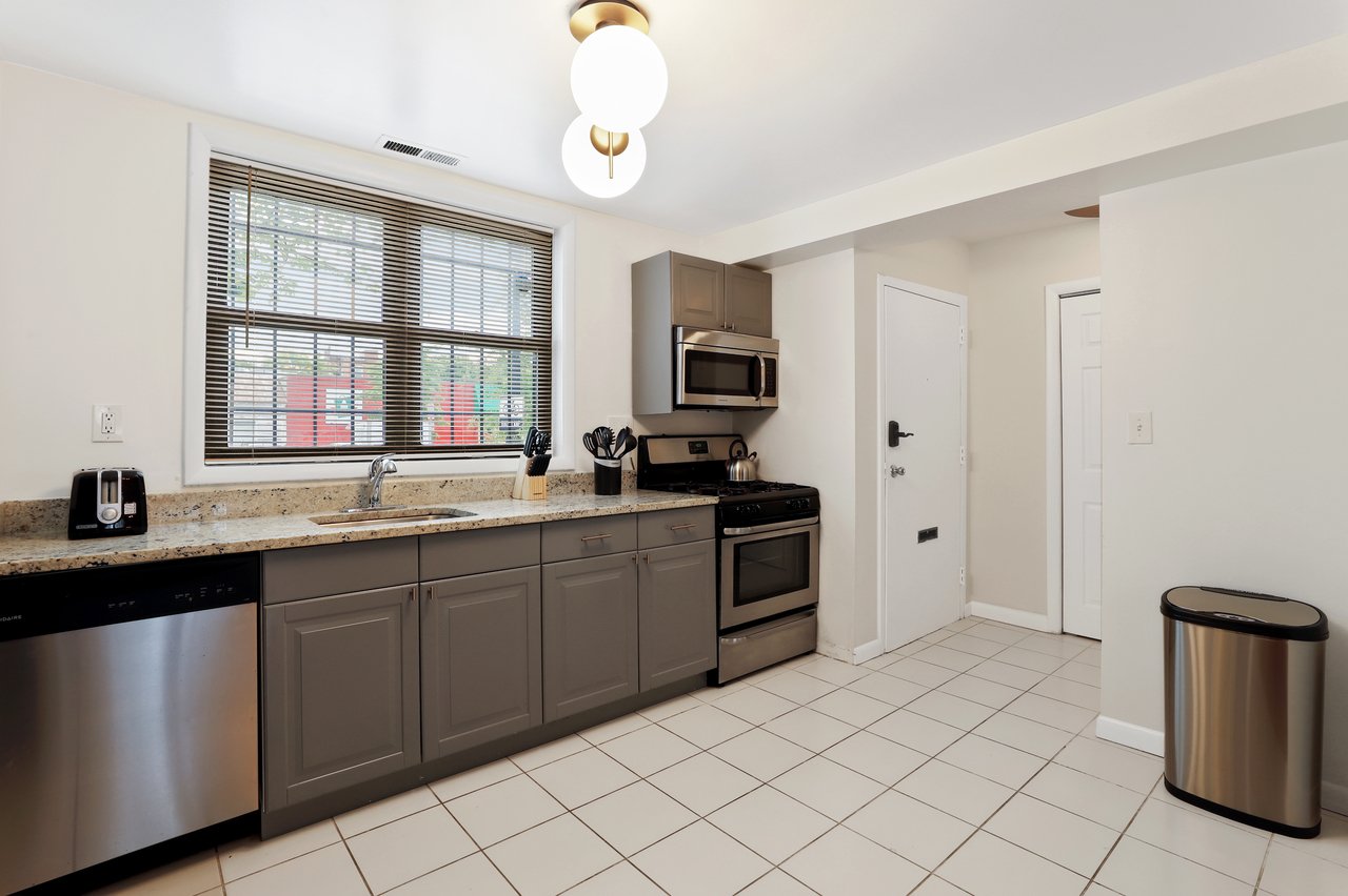 a room in Northwest Washington photo 8
