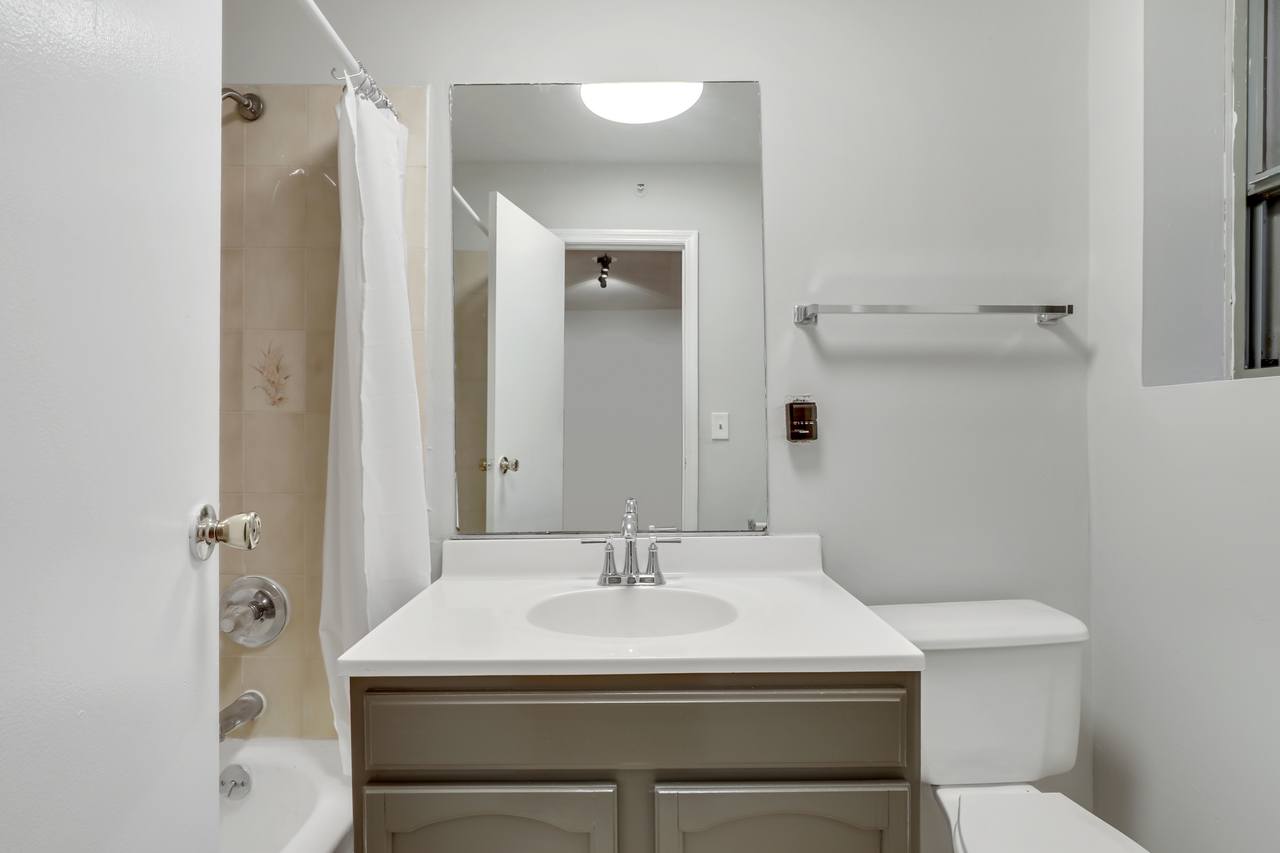 a room in Lincoln Square photo 5