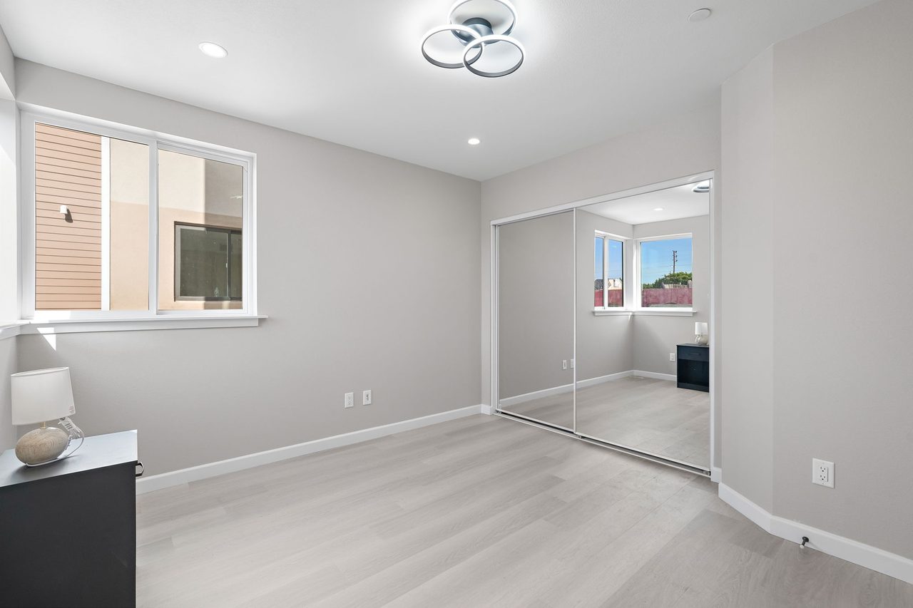 a room in Central LA photo 3