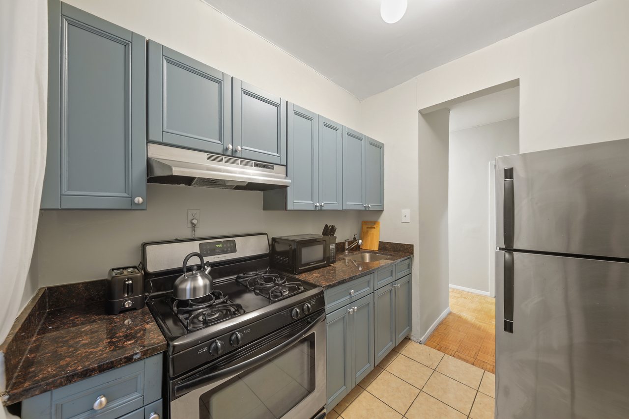 a room in Hamilton Heights photo 9