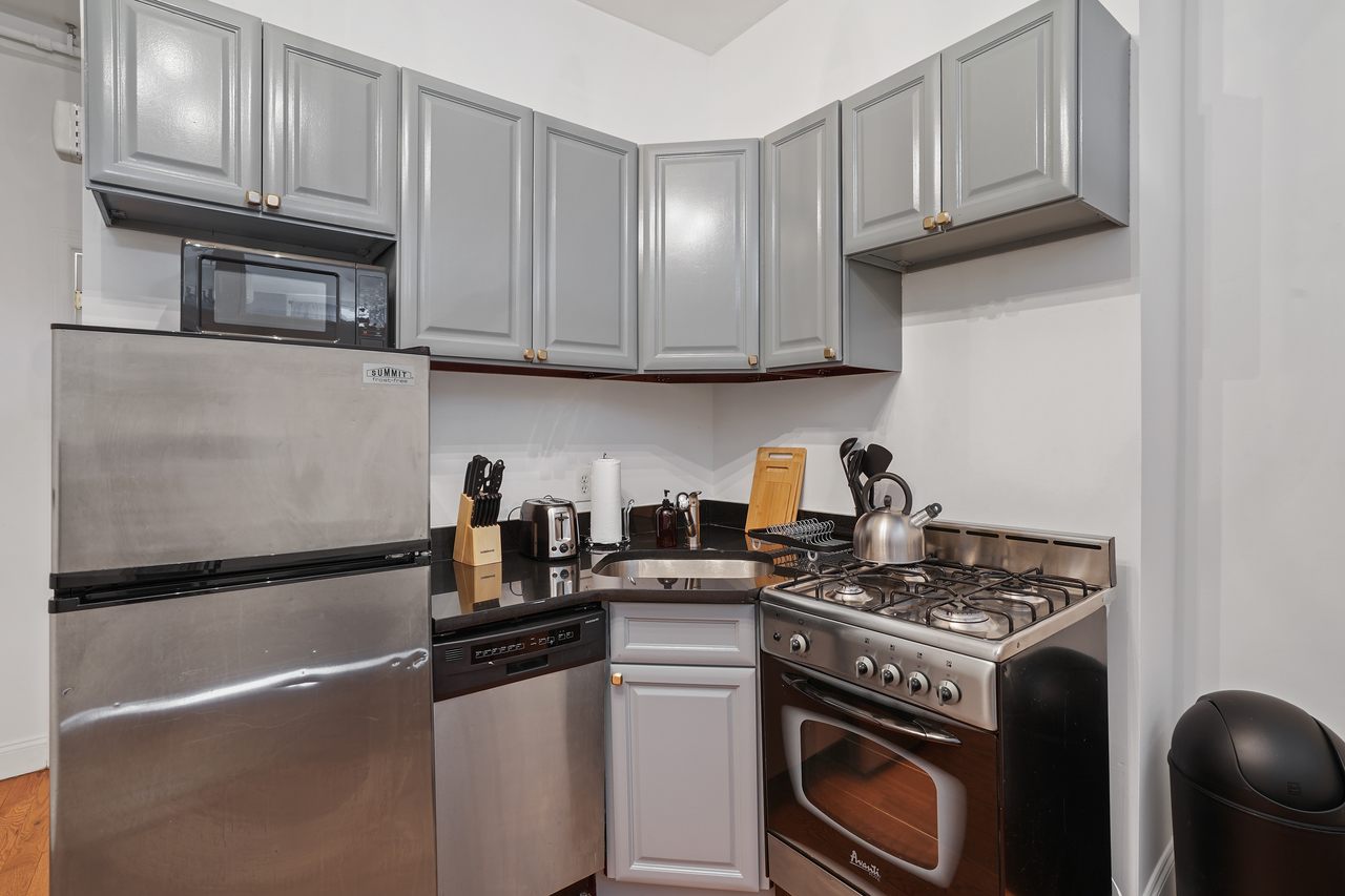 a room in East Village photo 6