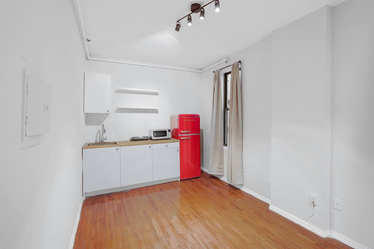 a room in Lincoln Square photo 5