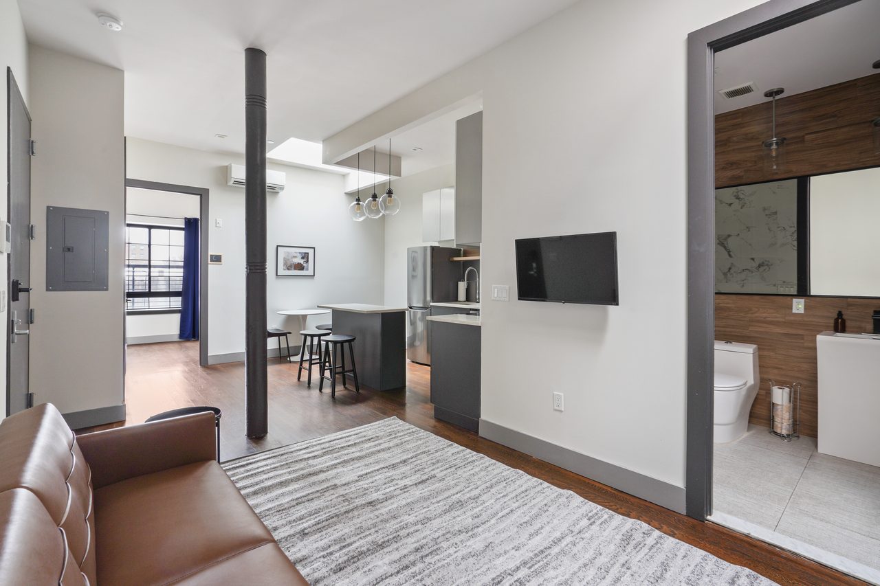 a room in Bedford-Stuyvesant photo 5