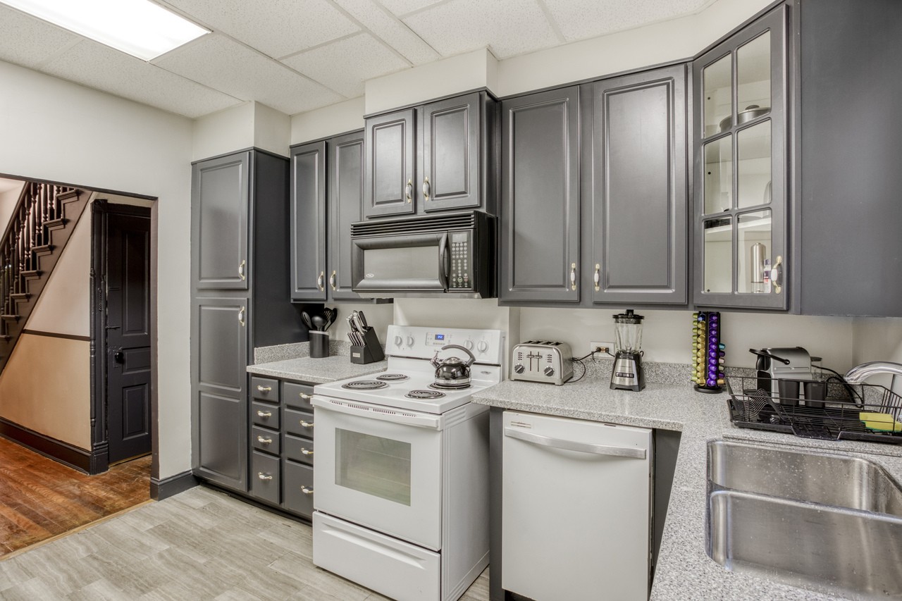 a room in Northwest Washington photo 6
