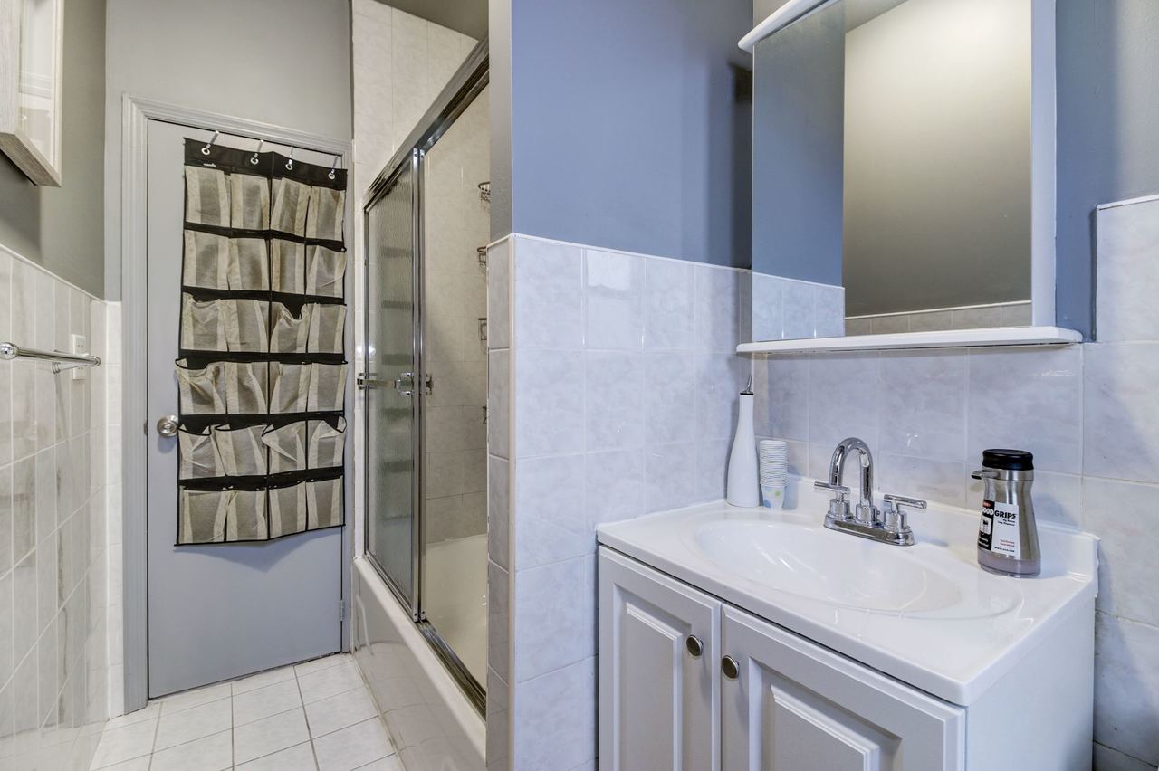 a room in Hamilton Heights photo 9