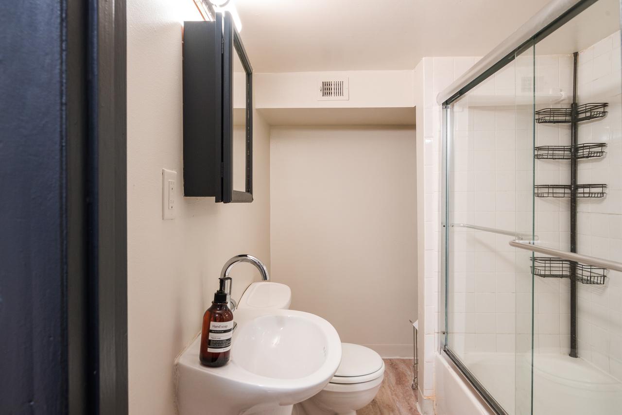 a room in Northwest Washington photo 7
