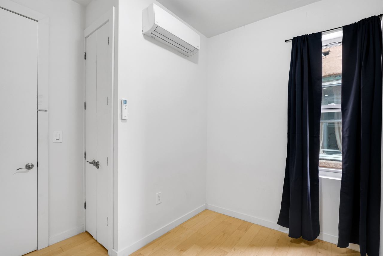 a room in Bedford-Stuyvesant photo 2