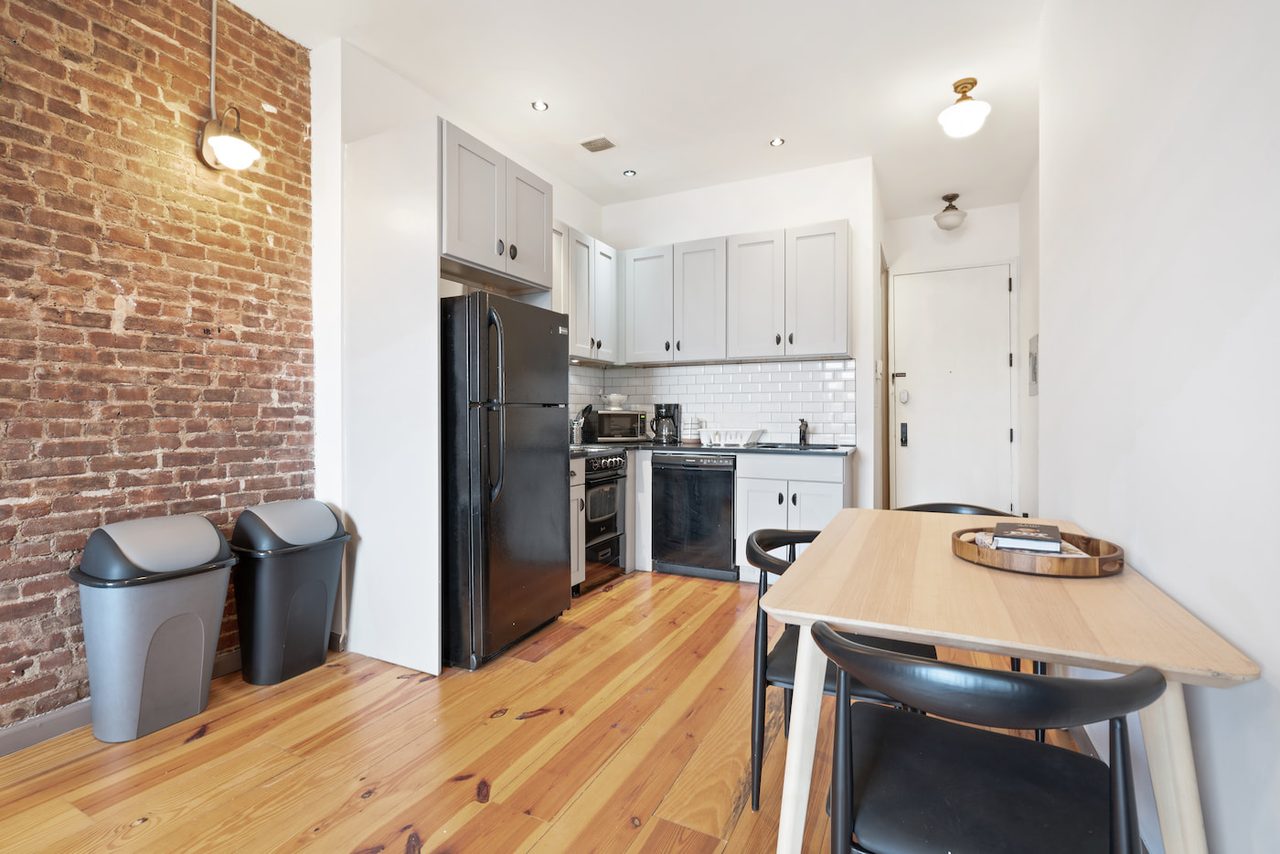 a room in Hamilton Heights photo 5