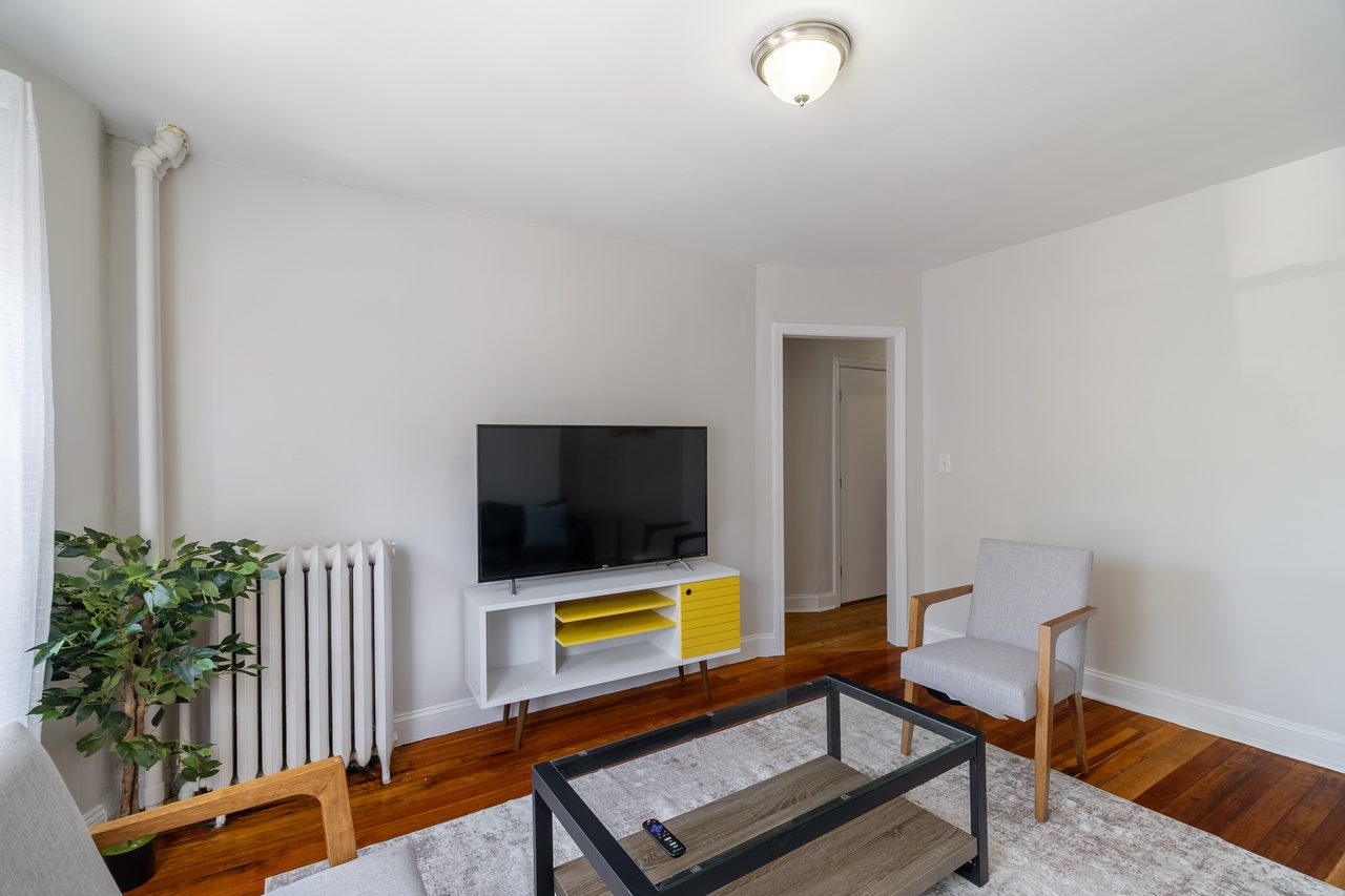 a room in Roxbury photo 6