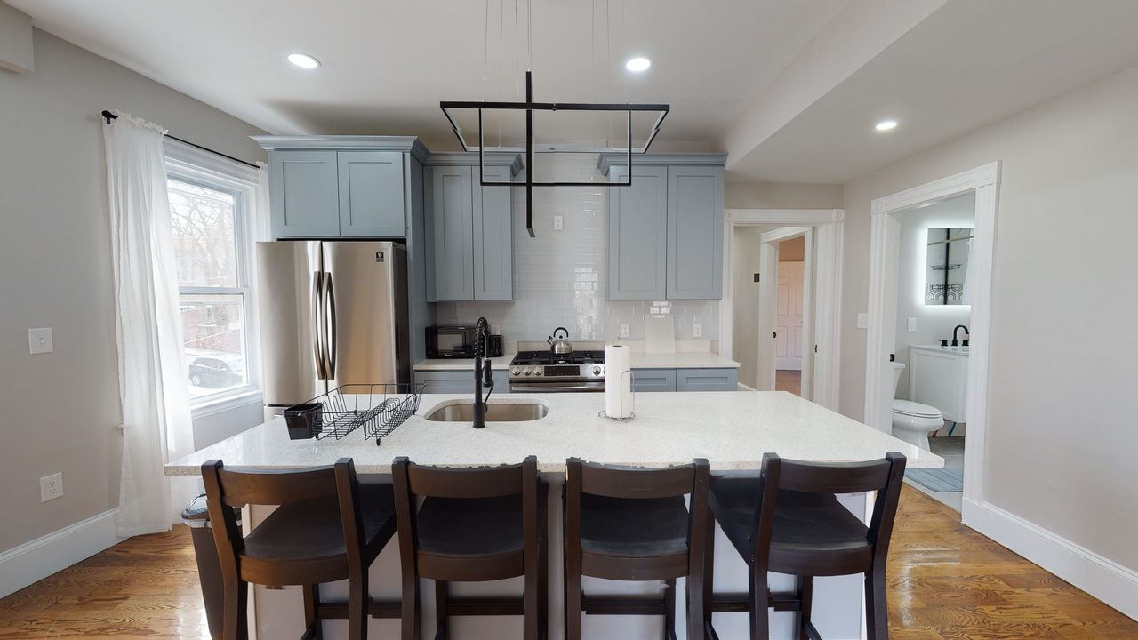 a room in Roxbury photo 5