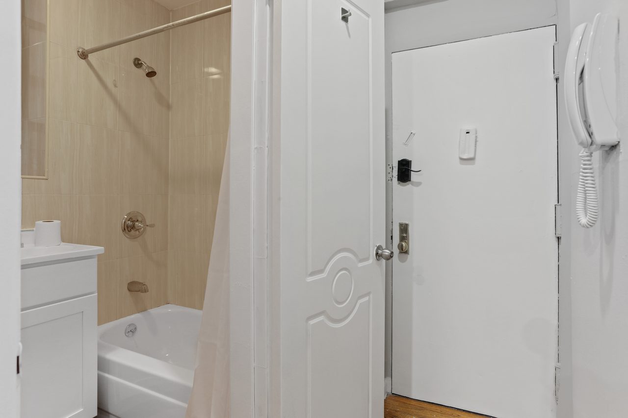 a room in Morningside Heights photo 5