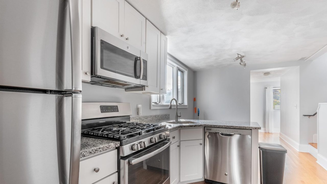 a room in East Somerville photo 9