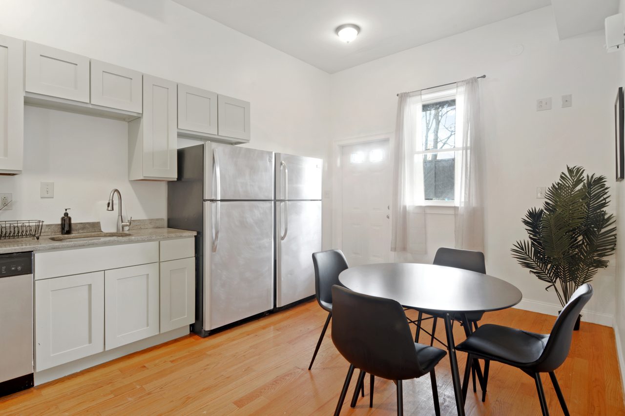 a room in Roxbury photo 7