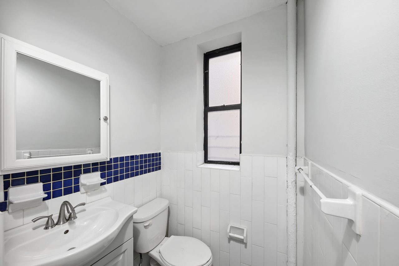 a room in Hamilton Heights photo 9