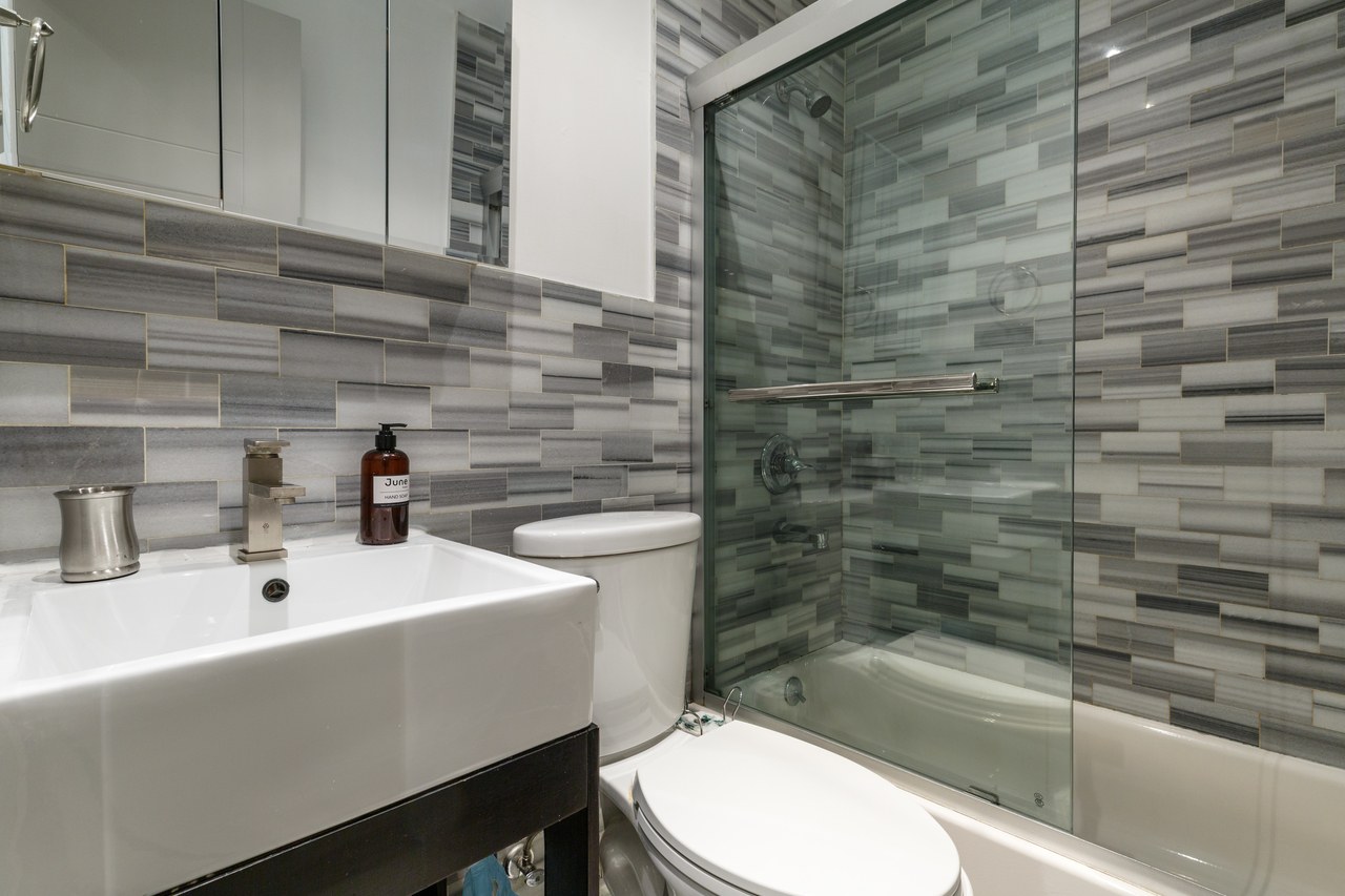 a room in Morningside Heights photo 5