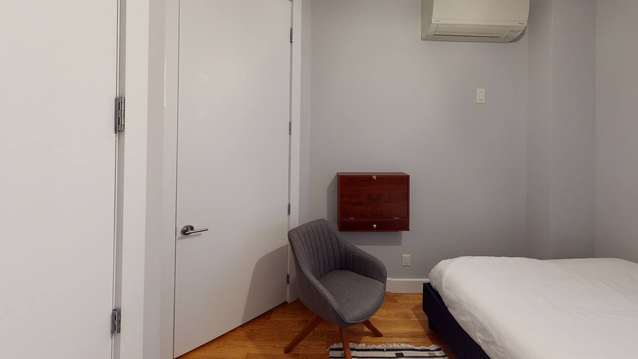 a room in Bedford-Stuyvesant photo 4