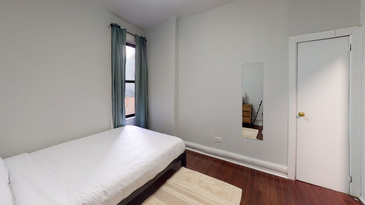 a room in Hamilton Heights photo 2