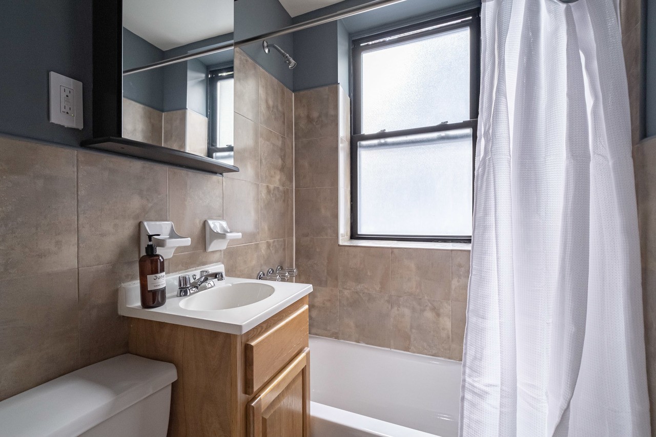 a room in Upper East Side photo 5