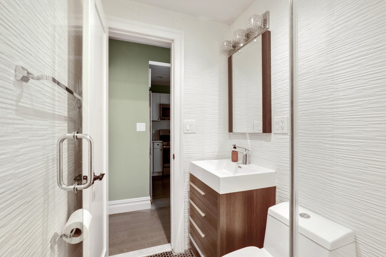 a room in East Village photo 8