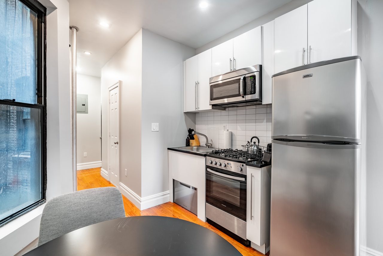 a room in Hell's Kitchen photo 4
