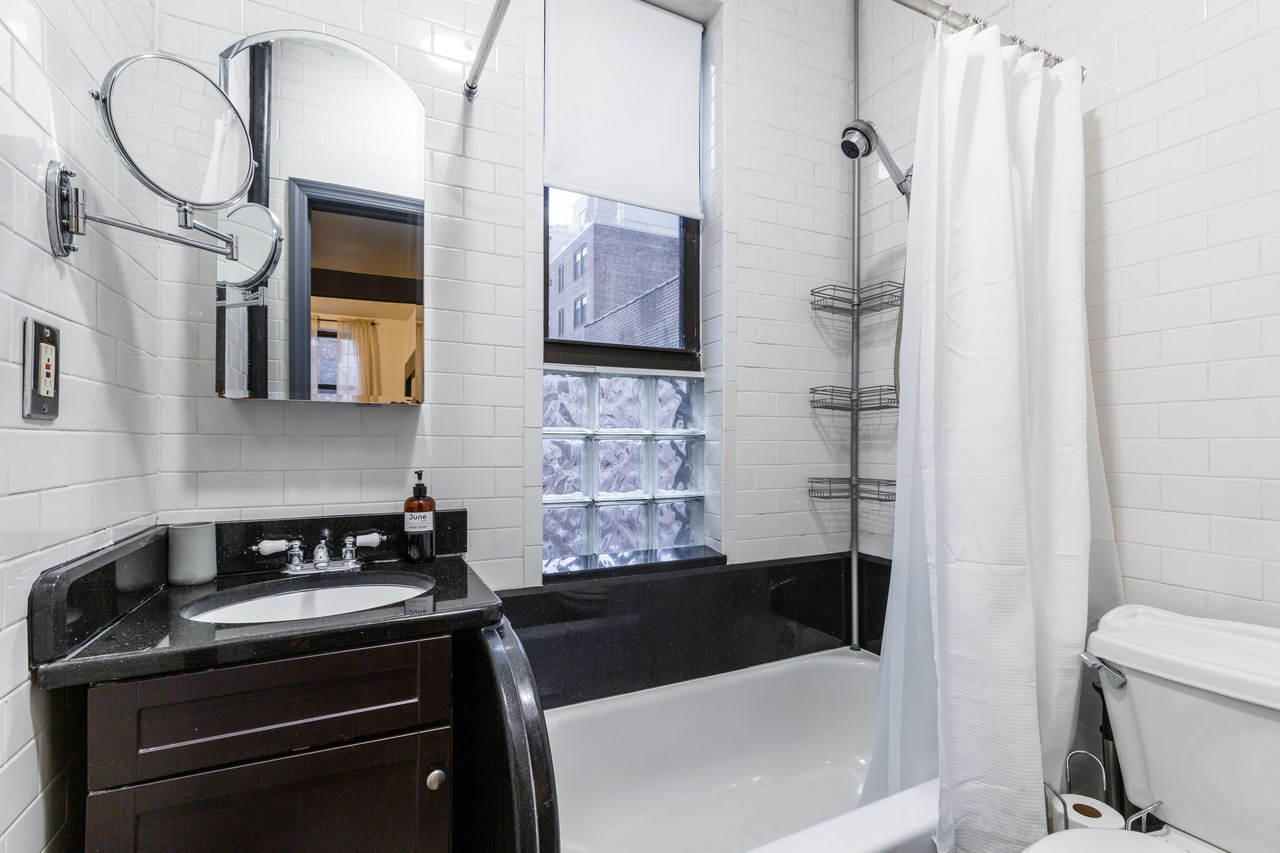 a room in Hell's Kitchen photo 6