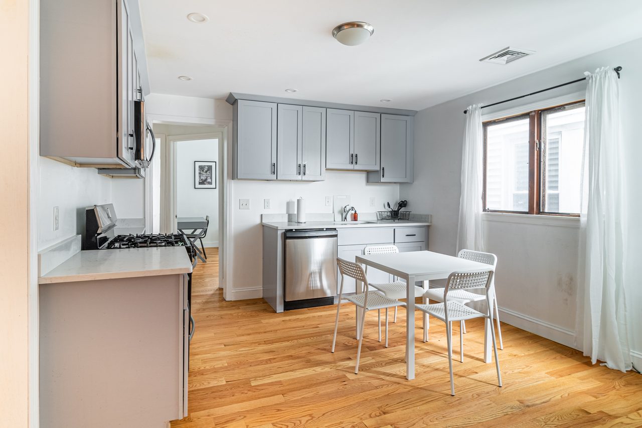 a room in East Somerville photo 5