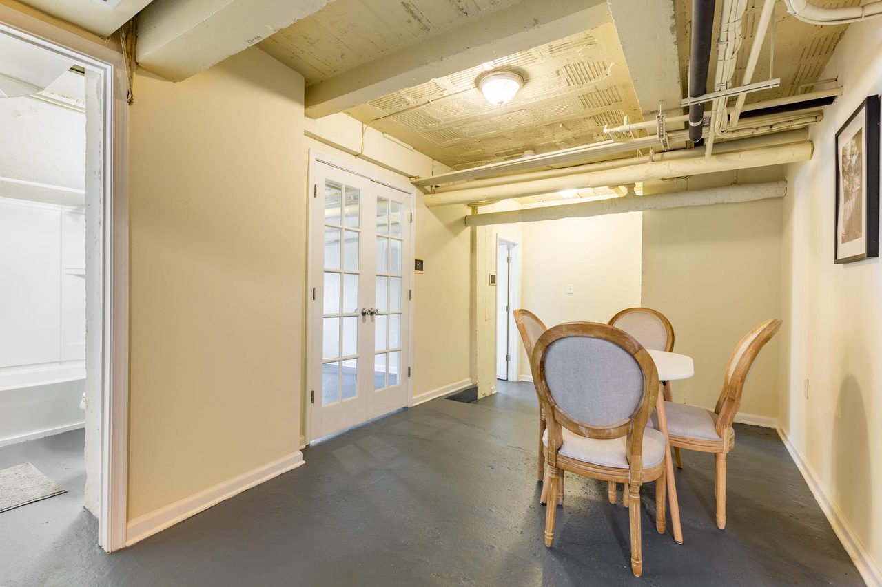 a room in Northwest Washington photo 9