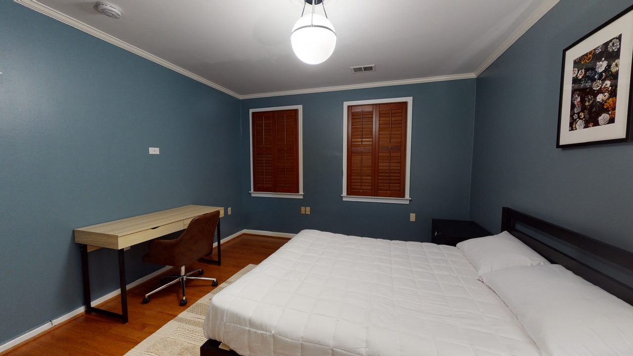a room in Southwest Waterfront photo 3