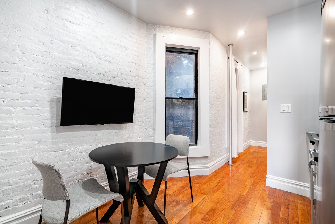 a room in Hell's Kitchen photo 3