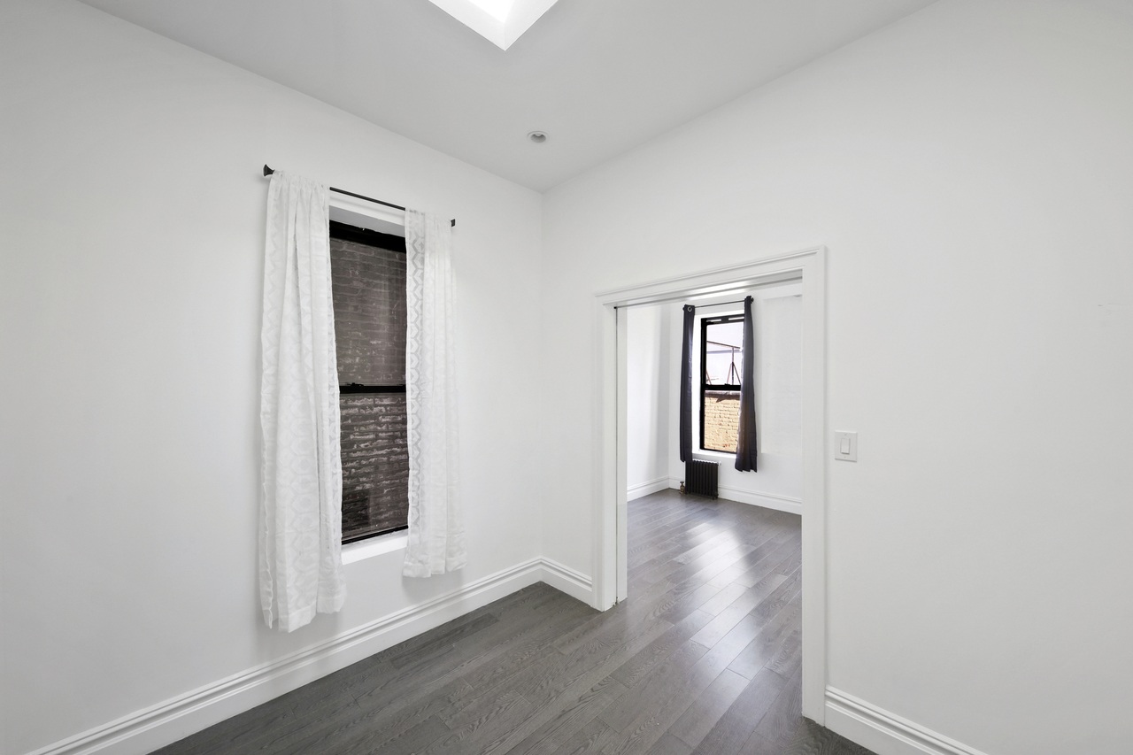 a room in Hell's Kitchen photo 6