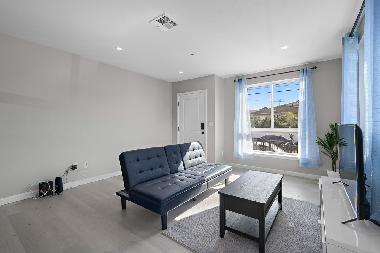 a room in Central LA photo 5