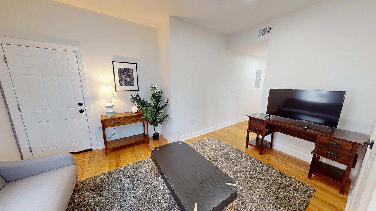 a room in Roxbury photo 6