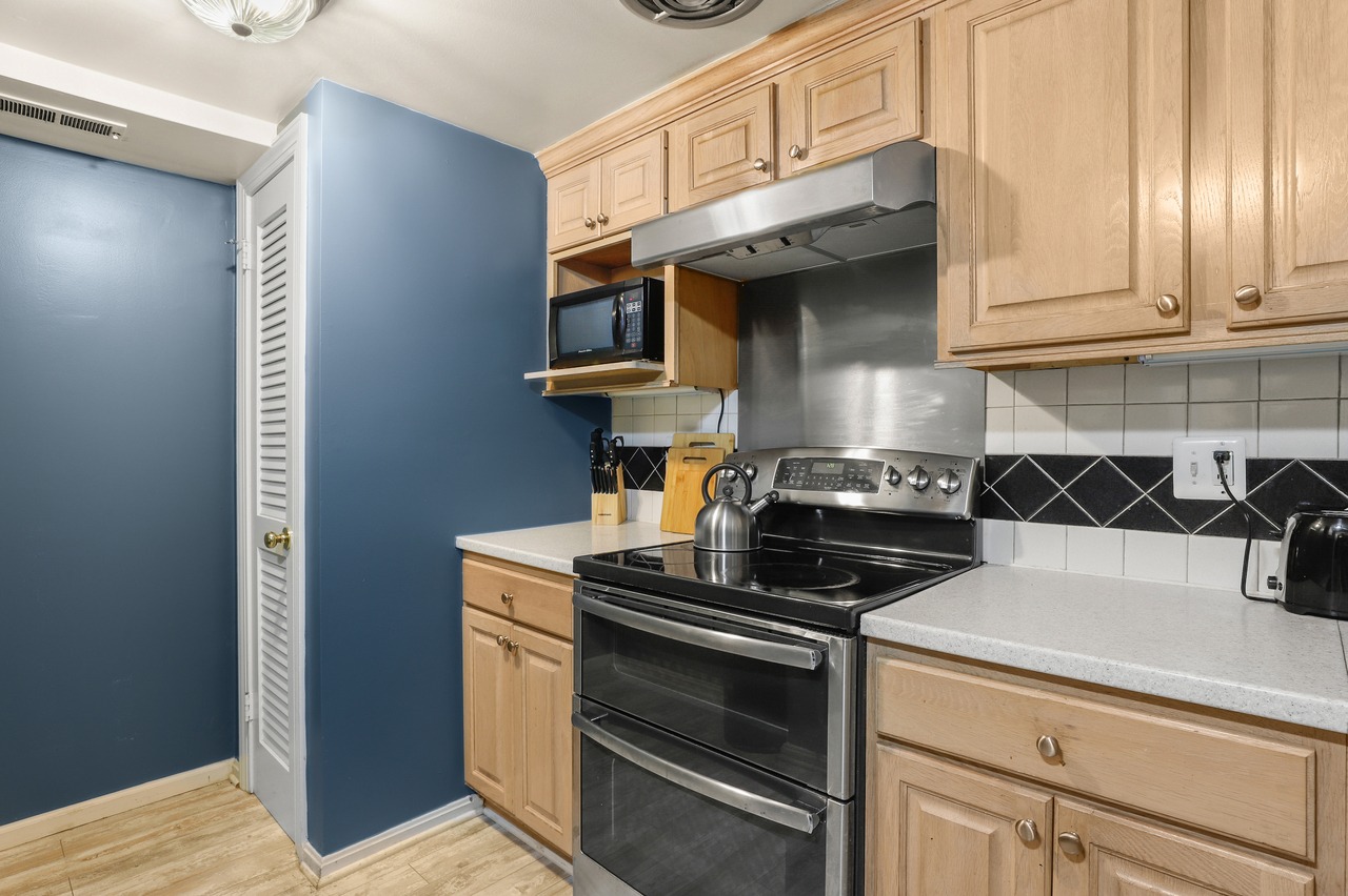 a room in Southwest Waterfront photo 9