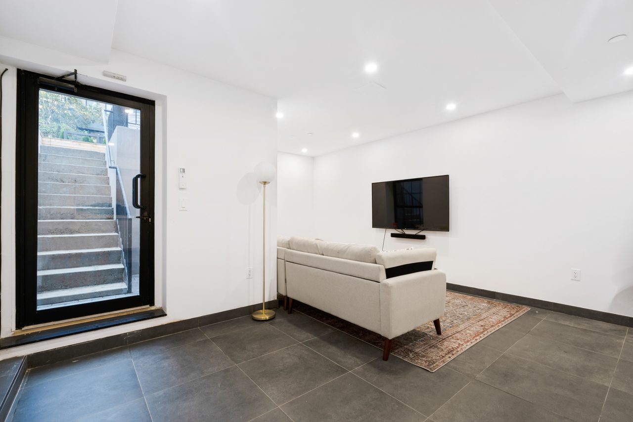 a room in Bedford-Stuyvesant photo 2