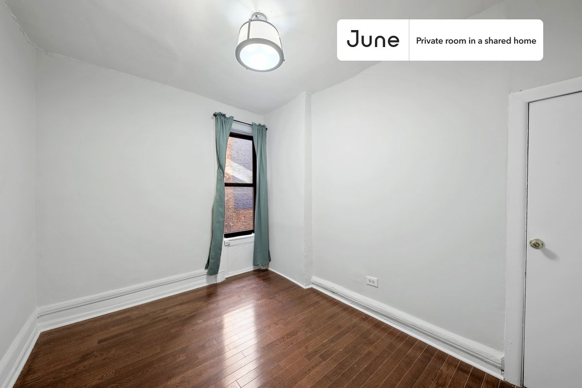 a room in Hamilton Heights photo 4