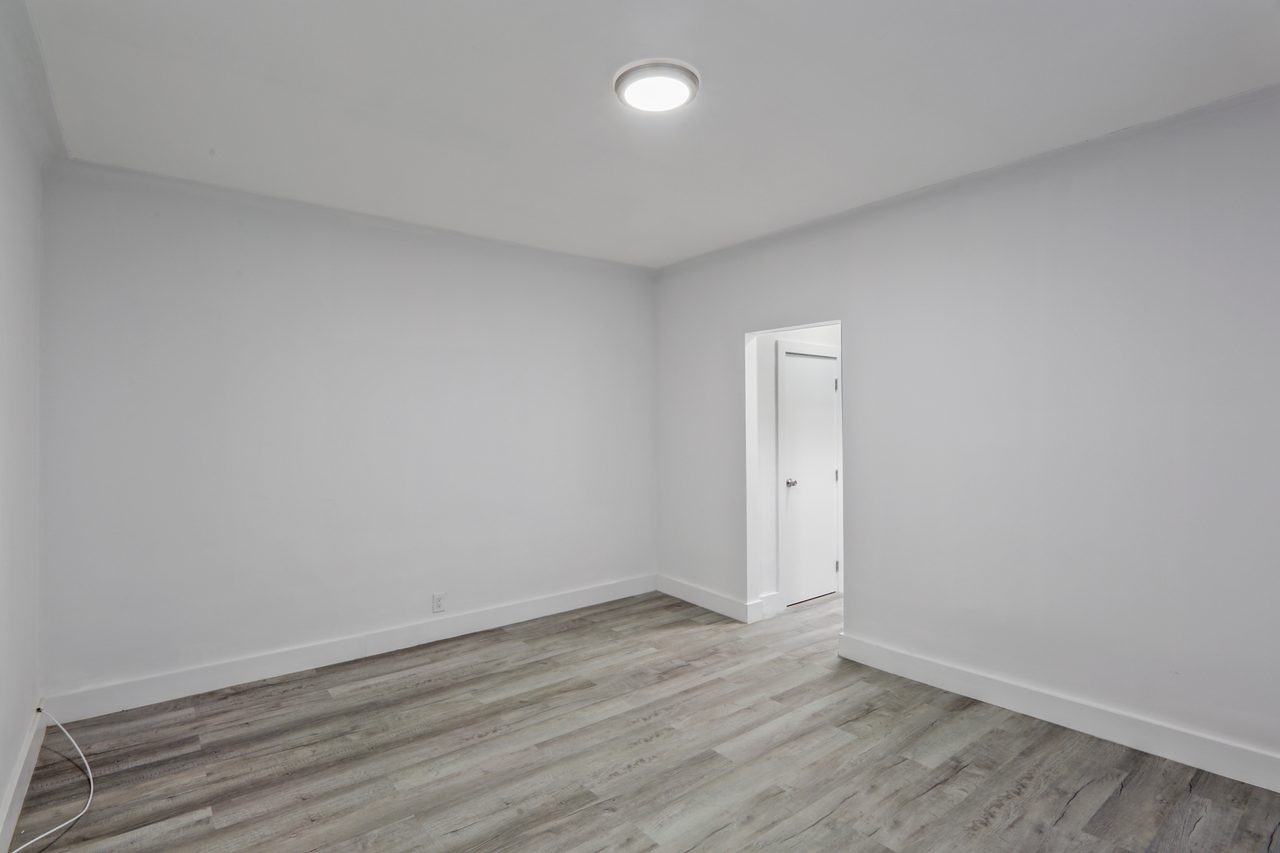 a room in Hamilton Heights photo 5